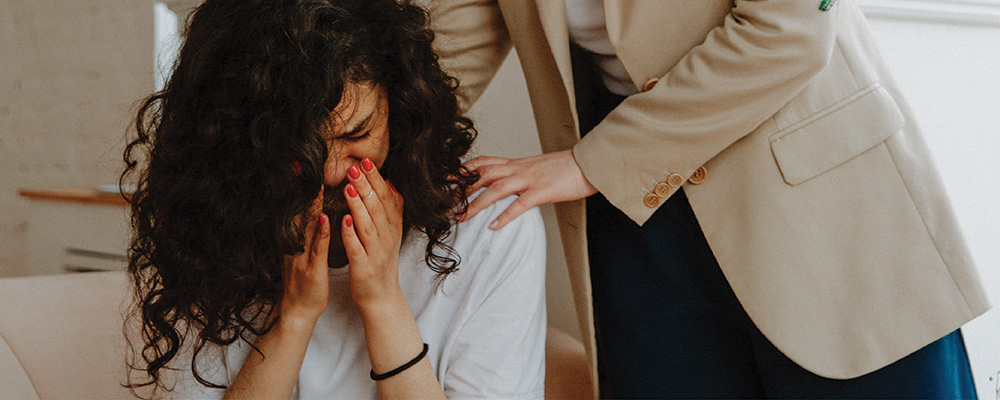 Mujer infeliz antes de mudanza.