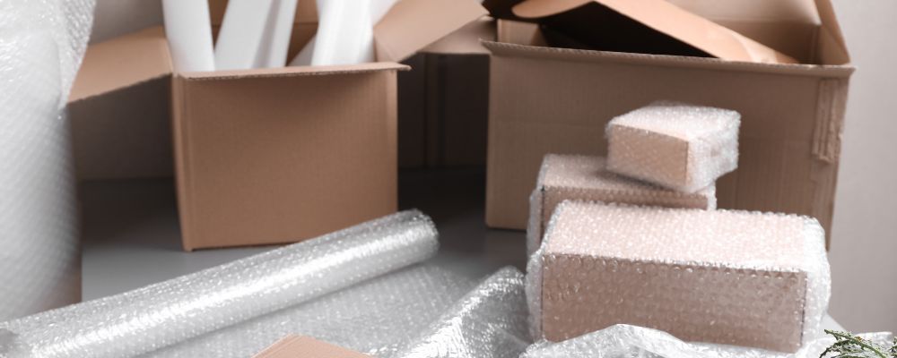 Cajas y papel de burbujas