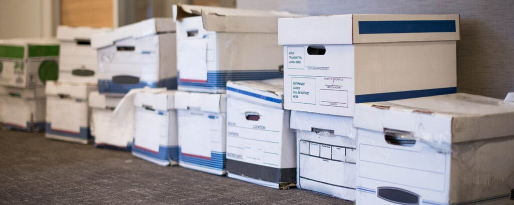 Cajas de archivo con documentos importantes