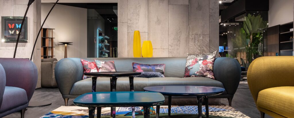 Un salón renovado con decoración moderna y colores vibrantes