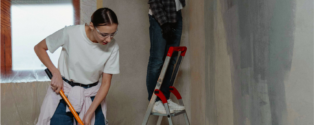 Personas renovando sus pisos