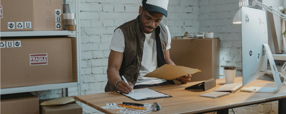 Empresario con cajas