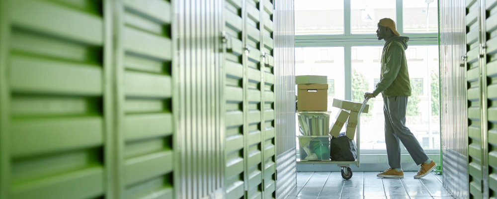 Estudiantes guardando objetos