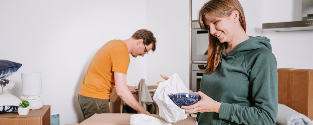 Pareja con cajas de mudanza
